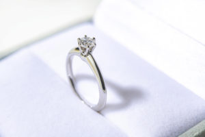 婚約指輪の選び方！ダイヤ？プラチナ？どこのブランドは？